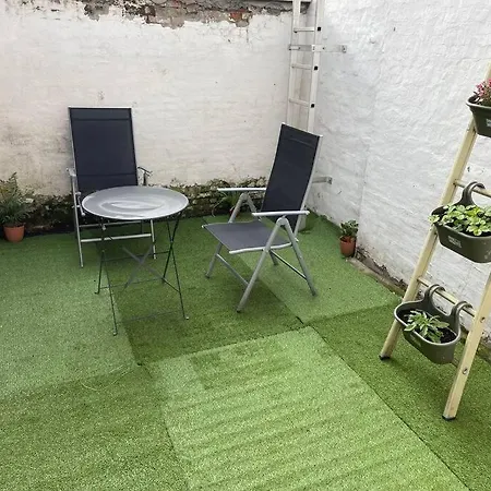 Apartment For 2 With Garden In Centre