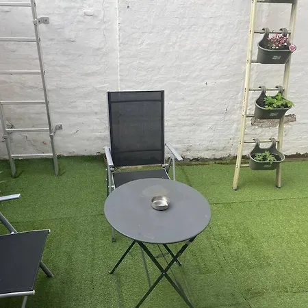 Apartment For 2 With Garden In Centre *